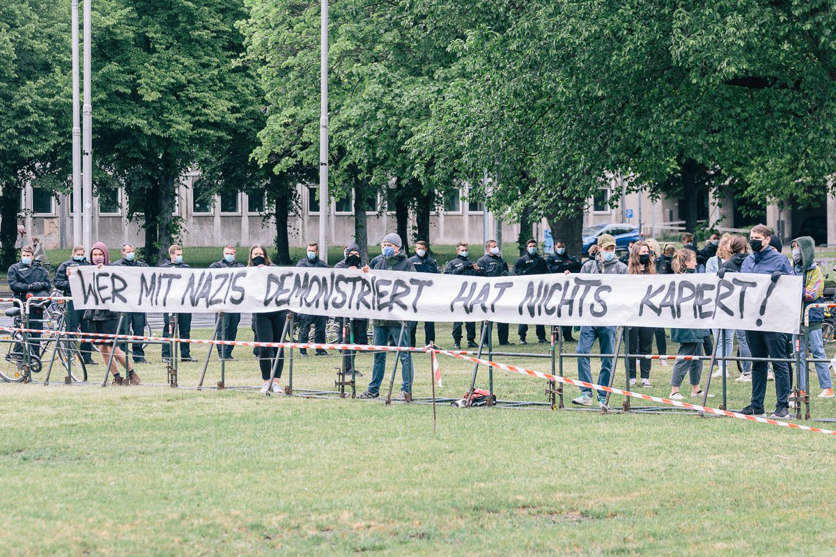 Antifaschist*innen demonstrieren gegen die "Wir wachen auf" Kundgebung am Waterlooplatz am 23.05.20.